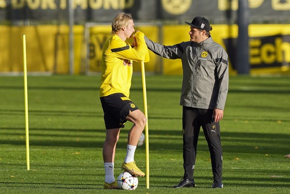 Dortmund's head coach Edin Terzic, right, talks with Dortmund's Julian Brandt during the final training session prior the Champions League Group G soccer match between Borussia Dortmund and ...