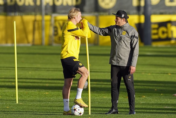 Dortmund&#039;s head coach Edin Terzic, right, talks with Dortmund&#039;s Julian Brandt during the final training session prior the Champions League Group G soccer match between Borussia Dortmund and  ...