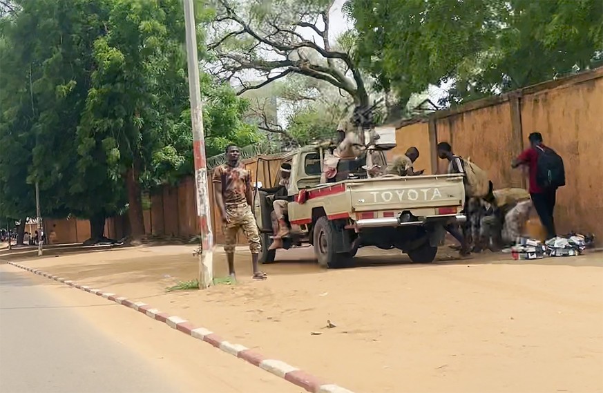 SCREENSHOT - 28.07.2023, Niger, Niamey: Soldaten stehen auf der Straße (Videostandbild). Das Militär im Niger hat erklärt, die Forderung der Putschisten nach einem Ende der Amtszeit von Präsident Bazo ...