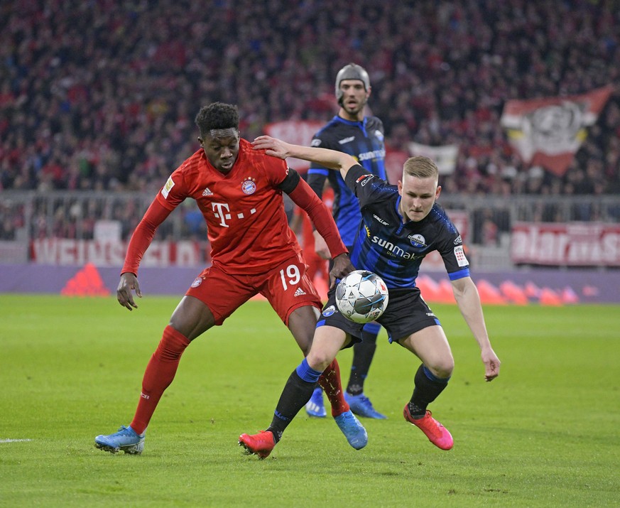 21.02.2020, Fussball 1. Bundesliga 2019/2020, 23. Spieltag, FC Bayern M�nchen - SC Paderborn 07, in der Allianz-Arena M�nchen. v.li: Alphonso Davies FC Bayern M�nchen gegen Kai Pr�ger SC Paderborn 07. ...