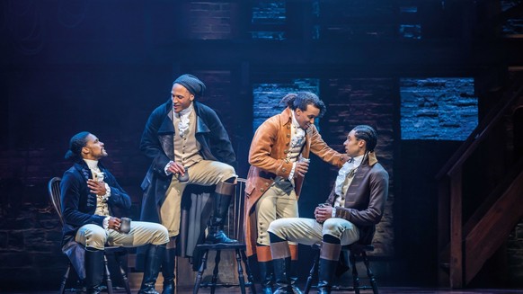 Hamilton (2. v. re.) mit seinen revolutionären Freunden LaFayette, Hercules Mulligan und John Laurens.