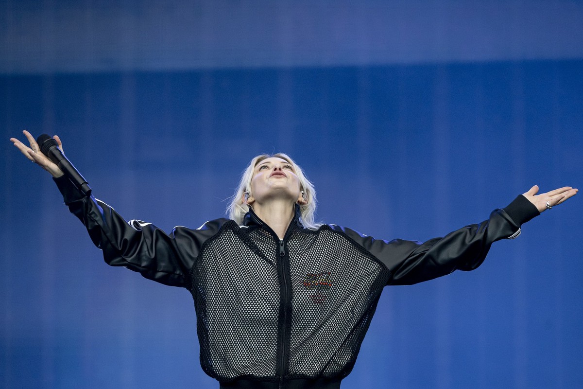 18.06.2025, Berlin: Emily Armstrong, S�ngerin, steht beim Konzert der Band Linkin Park im Berliner Olympiastadion auf der B�hne. Die Band Linkin Park hat sich nach dem Tod ihres Leads�ngers im Jahr 20 ...
