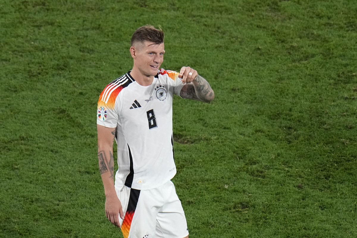 Germany&#039;s Toni Kroos applauds fans at the end of the round of sixteen match between Germany and Denmark at the Euro 2024 soccer tournament in Dortmund, Germany, Saturday, June 29, 2024. (AP Photo ...