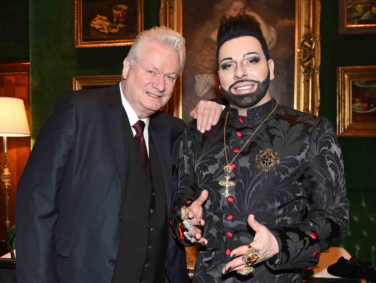 ARCHIV - 11.02.2015, Österreich, Wien: Modeschöpfer Harald Glööckler (r) und sein Mann Dieter Schroth stehen nach ihrer Hochzeit bei einem privaten Dinner im Hotel Sacher. Das Paar lässt sich scheiden ...