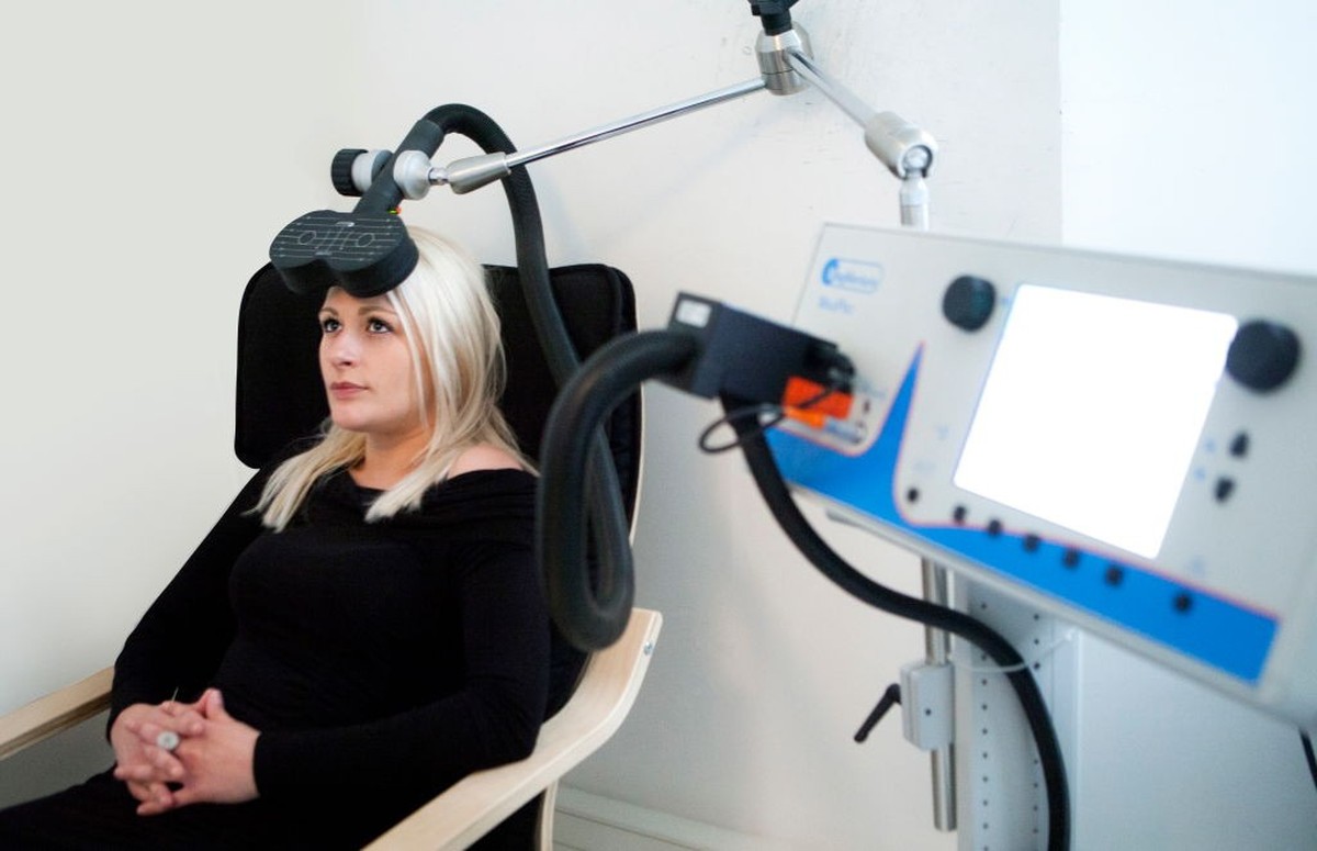 An rTMS session (repetitive transcranial magnetic stimulation) in the Depression Center, Paris, France. A depressed patient receives a daily session for a 10-day period. TMS delivers magnetic impulses ...