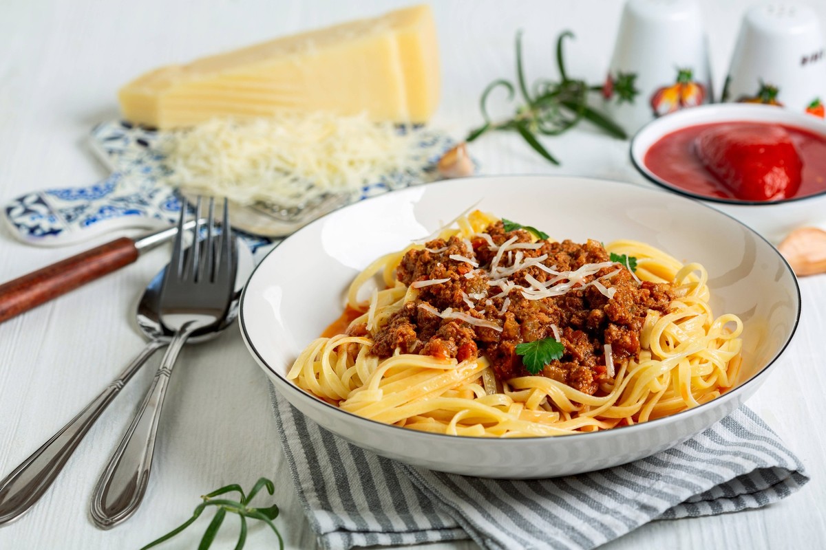 Classic linguini with Sauce Bolognese. Culinary photo of a traditional Italian dish of linguini pasta with bolognese sauce in a white bowl. Copyright: xZoonar.com/MarinaxSaprunovax 21426427