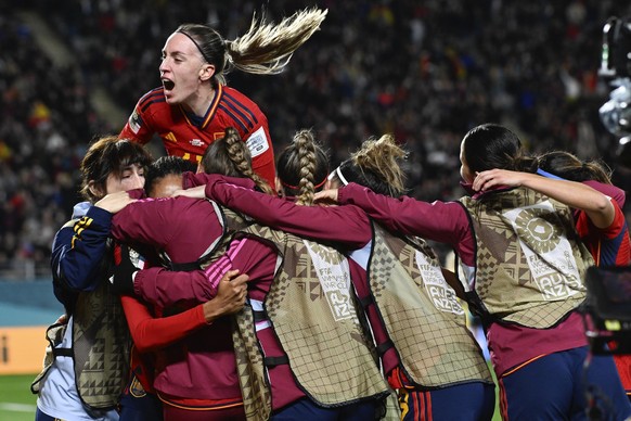 15.08.2023, Neuseeland, Auckland: Fußball, Frauen: WM, Spanien - Schweden, Finalrunde, Halbfinale: Salma Paralluelo von Spanien feiert mit ihren Teamkolleginnen nach dem ersten Tor ihrer Mannschaft. F ...