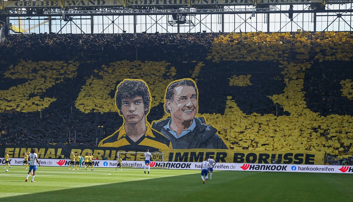 Fußball 1. Bundesliga 34. Spieltag - Borussia Dortmund - Hertha BSC Berlin am 14.05.2022 im Signal Iduna Park in Dortmund Die Borussia Dortmund Fans präsentieren auf der Südtribüne / Suedtribuene eine ...