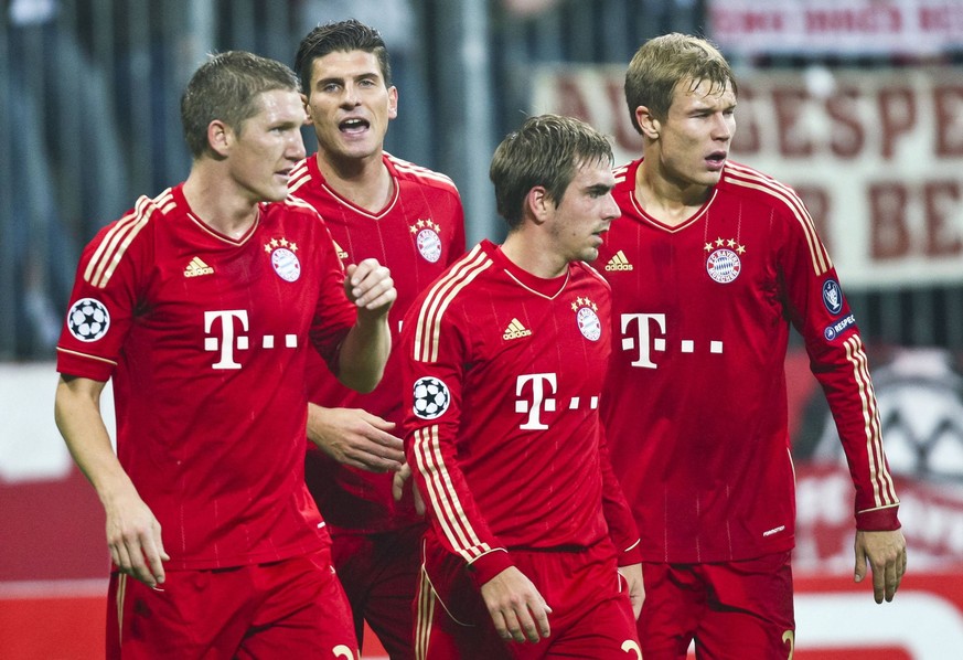 Bildnummer: 08947326 Datum: 02.11.2011 Copyright: imago/ActionPictures
Mario Gomez ( Bayern 33 ) ) Jubel Torjubel 1-0, mit Bastian Schweinsteiger (Bayern 31), Philipp Lahm (Bayern 21), Holger Badstub ...