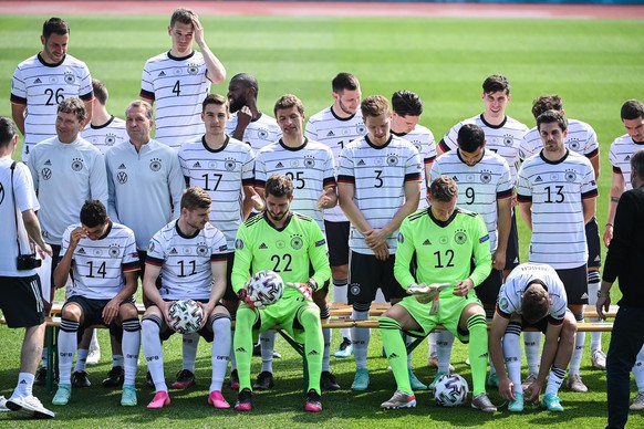 Die Mannschaft vor dem Teamfoto. GES/ Fussball/ Mannschaftsfoto des deutschen Nationalmannschaft vor der Euro 2020 in Herzogenaurach, 11.06.2021 Football / Soccer: Team photo of the German national te ...