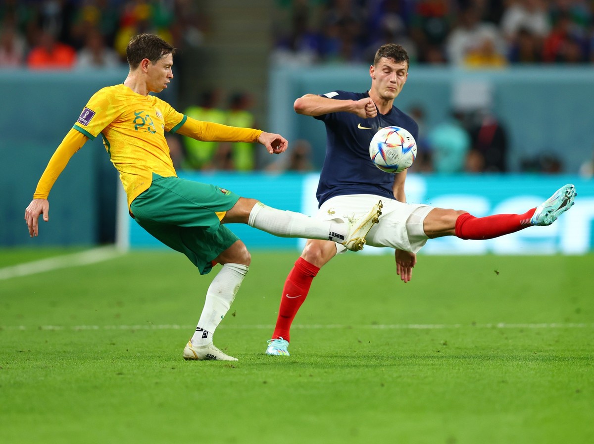 22.11.2022, Katar, Al Wakrah: Fu�ball: WM, Frankreich - Australien, Vorrunde, Gruppe D, 1. Spieltag, al-Janoub Stadion, Craig Goodwin von Australien (l) gegen Benjamin Pavard (r)von Frankreich. Foto: ...