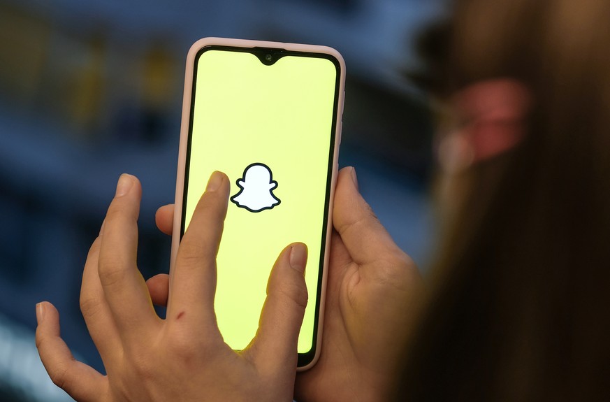 ILLUSTRATION - Zum Themendienst-Bericht vom 18. Juli 2022: Snapchat erweitert seinen Aktionsradius: Zahlende Abokunden können den Foto-Messenger bald auch im Browser auf Notebook &amp; Co. nutzen. Fot ...