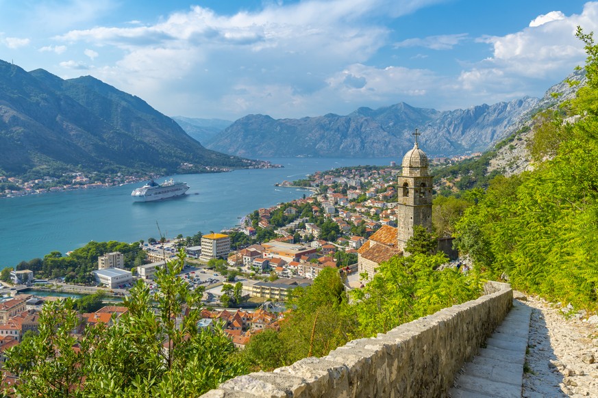 View of cruise ship and Chapel of Our Lady of Salvation overlooking the Old Town, UNESCO World Heritage Site, Kotor, Montenegro, Europe PUBLICATIONxINxGERxSUIxAUTxONLY Copyright: FrankxFell 844-21763
