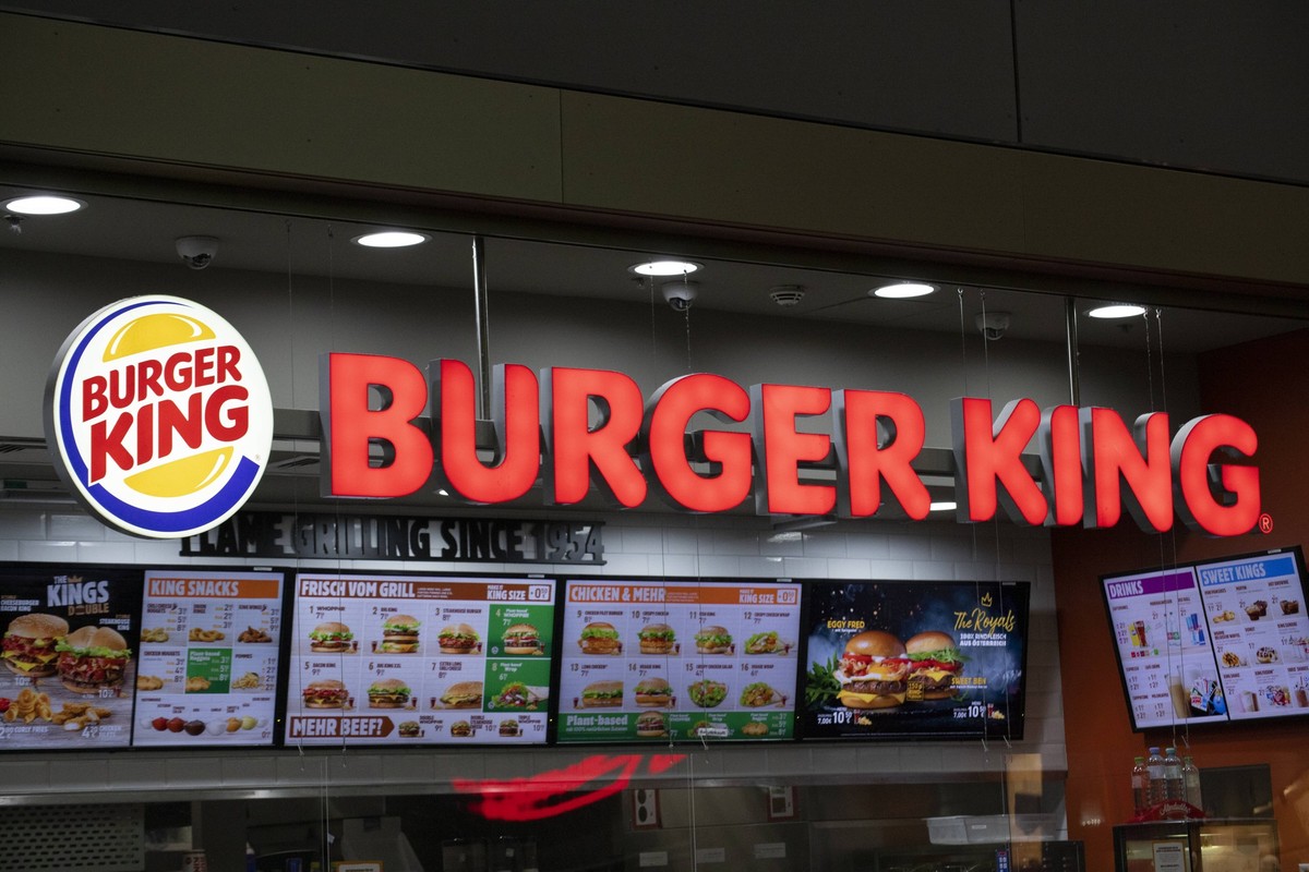 BURGER KING *** Burger King Logo und Schriftzug eines Fast Food Restaurants am Wiener Hauptbahnhof. Aufschrift: ,, BURGER KING . Wien, Österreich. November 2020 *** Burger King sign at the train stati ...