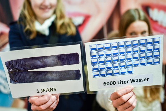 Eine Jeans – 6000 Liter Wasser: Wer nicht ständig neue Kleidung kauft, hält seinen "Wasserfußabdruck" kleiner. 
