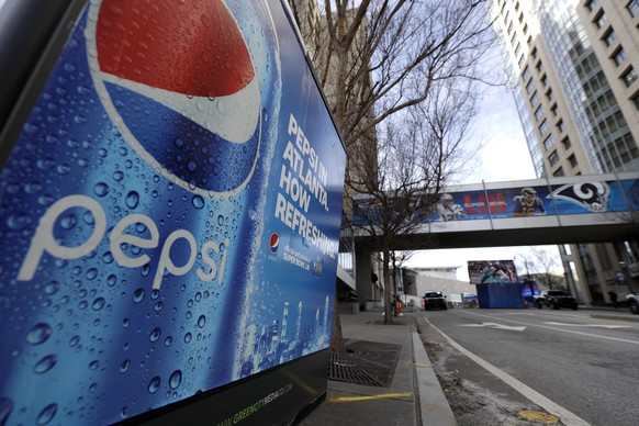 ARCHIV - 30.01.2019, USA, Atlanta: Eine Plakatwerbung f�r Pepsi steht im Rahmen des 53. NFL-Super Bowl-Spieles an der Stra�e. Der US-Lebensmittelkonzern Pepsico hat die Erl�se im zweiten Quartal erh�h ...