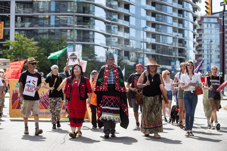 Indigene Menschen demonstrieren gegen Fracking in Kanada.