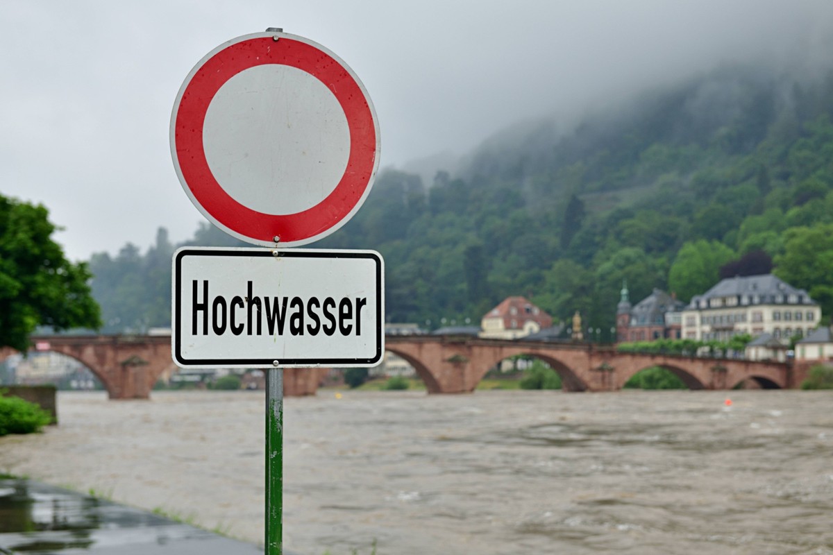 2.6.2024 Flut in Heidelberg Hochwasser in Baden W�rttemberg. Hier in Heidelberg tritt bei einem Pegelstand von ca 3,6m der Neckar im Bereich der alten Br�cke �ber die Ufer und �bersp�lt die Strasse. E ...