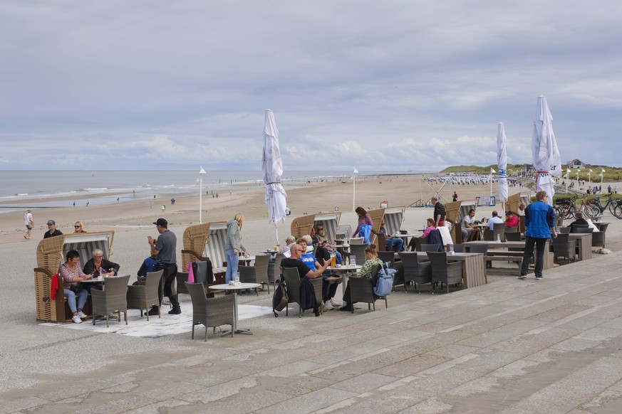 Touristen im Außenbereich einer Gaststätte an der Promenade, Norderney, Insel, Nordsee, Ostfriesland, Niedersachsen, Deutschland, Europa *** Tourists at Outdoor area a Restaurant to the Promenade, Nor ...