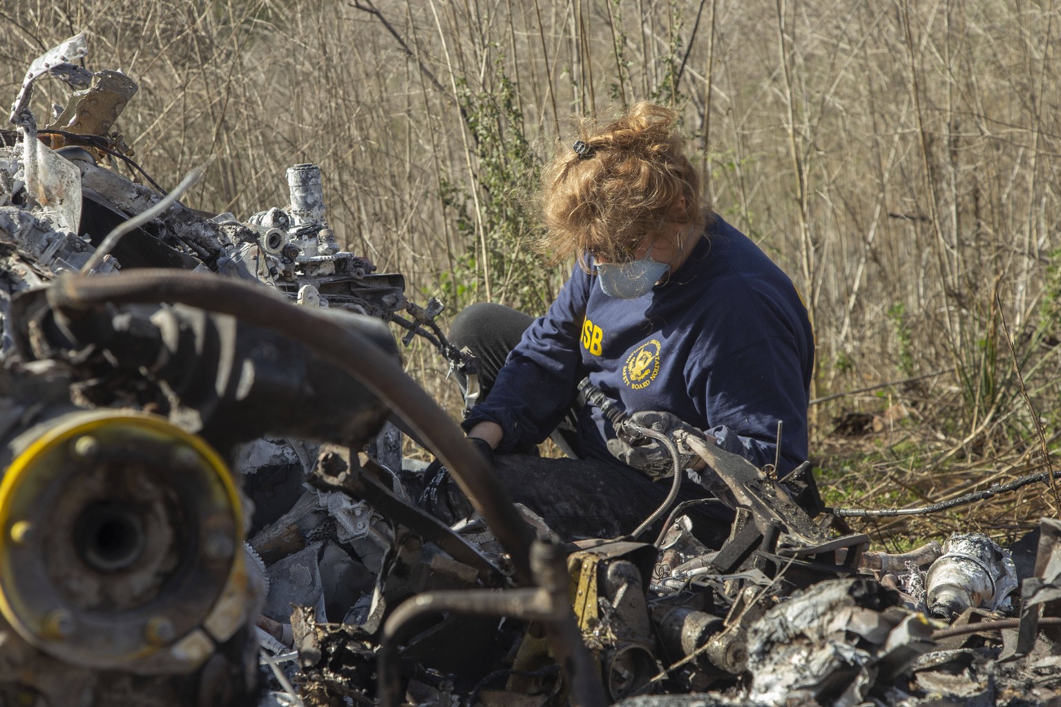 Carol Hogan von der US-Flugsicherheitsbehörde "NTSB" untersucht am Montag das Wrack des Helikopters.