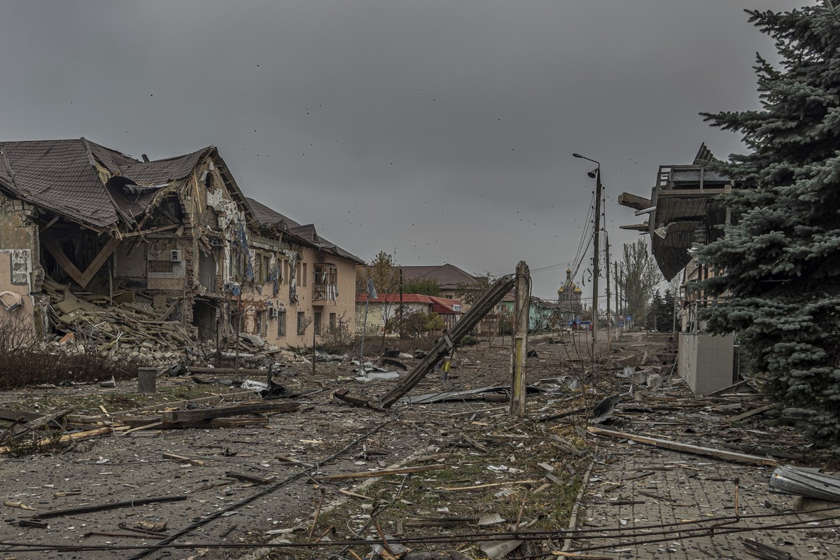 ARCHIV - 07.11.2024, Ukraine, Kurachowe: Eine zentrale Straße ist nach einem russischen Bombardement bedeckt mit Trümmern von zerstörten Wohngebäuden. (zu dpa: «Militärblogger: Russen rücken in Kurach ...