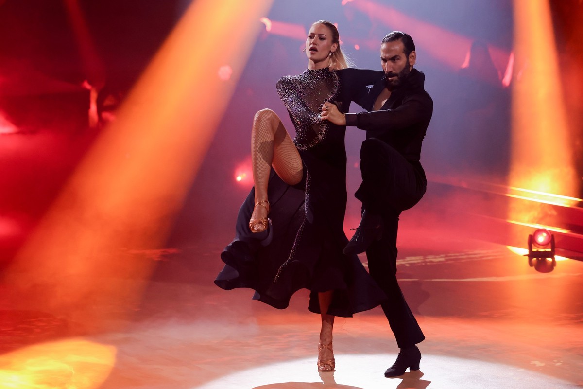 01.03.2024, Nordrhein-Westfalen, K�ln: Lulu, S�ngerin, und Massimo Sinato, Profit�nzer, stehen in der RTL-Tanzshow &quot;Let&#039;s Dance&quot; zum Auftakt der neuen Staffel auf dem Parkett im Coloneu ...