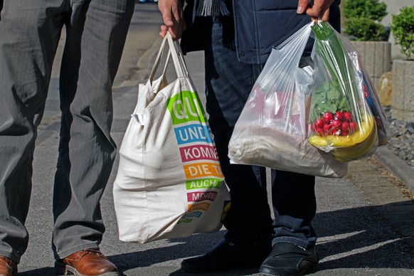 Umweltfreundlicher als Einmal-Plastiktüten: Stoffbeutel, die man mehrfach wiederverwendet.