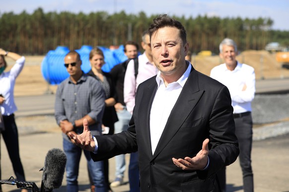 Elon Musk beim ersten Richtfest auf der Baustelle der Tesla Gigafactory Berlin-Brandenburg. Gr�nheide, 03.09.2020 *** Elon Musk at the first topping-out ceremony on the construction site of the Tesla  ...