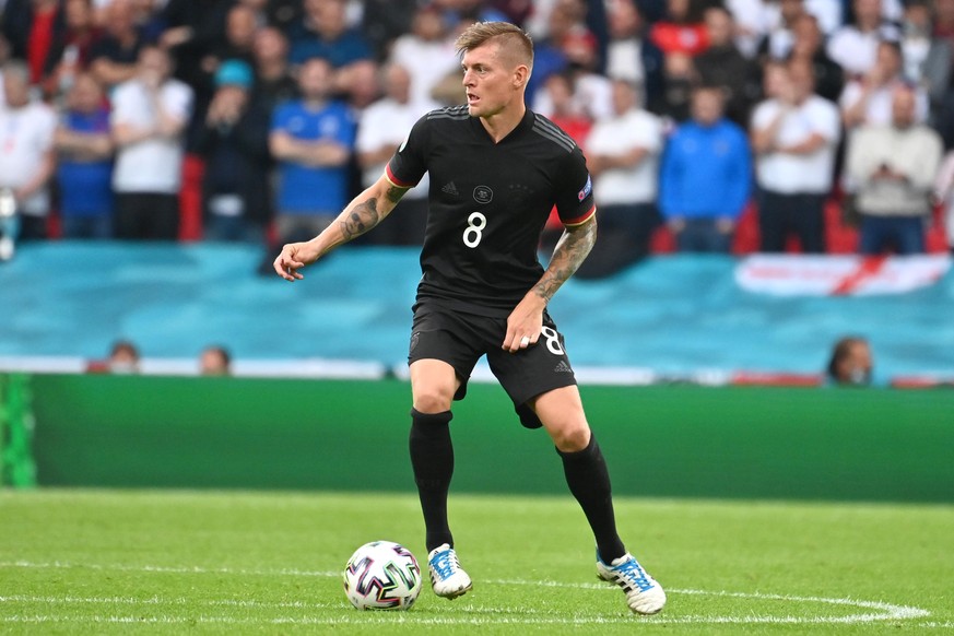 Toni KROOS (GER), Aktion,Einzelaktion,Einzelbild, Freisteller,Ganzkoerperaufnahme,ganze Figur Achtelfinale, Spiel M44, England (ENG) - Deutschland (GER) 2-0 am 29.06.2021 in London / Wembley Stadion.  ...