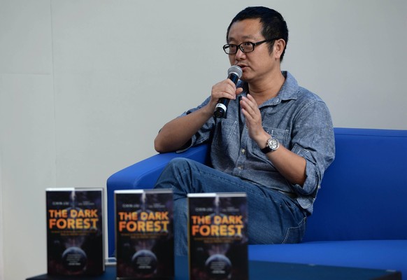 Liu Cixin: Der Autor präsentiert hier sein Werk "Der dunkle Wald", der zweite Teil der Trilogie.