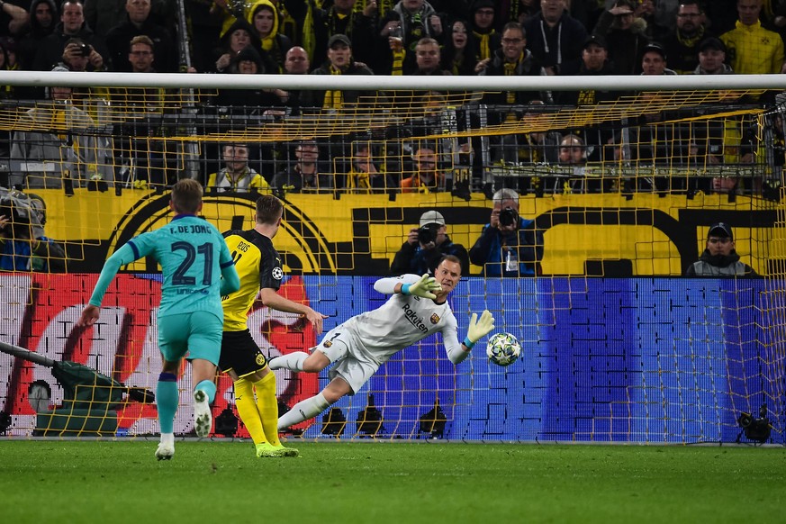 17.09.2019, xjhx, Fussball UEFA Champions League, Borussia Dortmund - FC Barcelona, Barca emspor, v.l. Marc-Andre ter Stegen (FC Barcelona) haelt den Elfmeter von Marco Reus (BVB Borussia Dortmund) (D ...