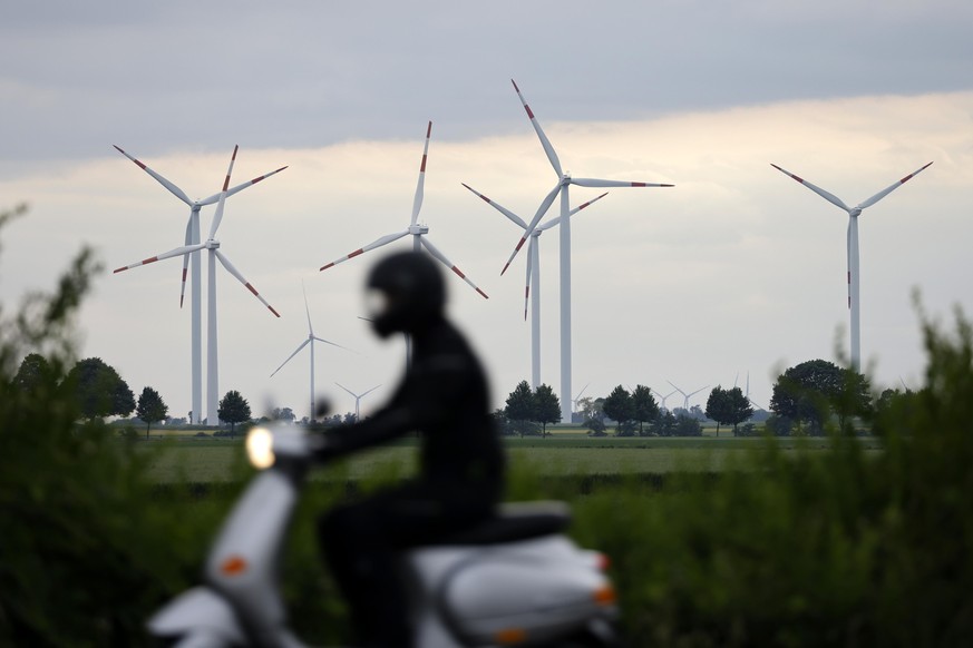 Windkraftanlagen stehen auf einem Feld bei Bergheim. Die Ampelkoalition hat den Ausbau erneuerbarer Energien beschlossen. Danach sollen bis 2030 mindestens 11,5 Gigawatt aus Windenergie produziert wer ...