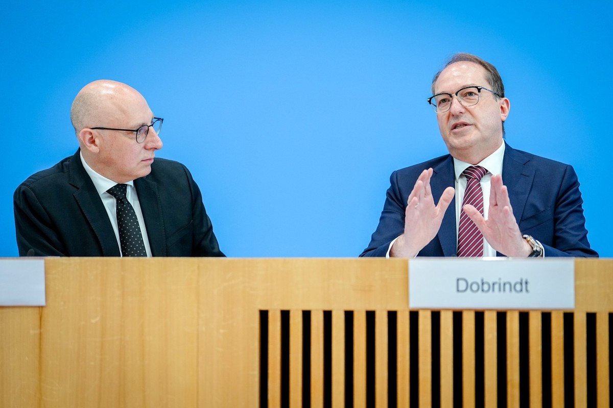 ARCHIV - 10.06.2025, Berlin: Alexander Dobrindt (r, CSU), Bundesinnenminister, und Sinan Selen, Vizepräsident des Bundesamtes für Verfassungsschutz, stellen den Verfassungsschutzbericht 2024 vor. (zu  ...