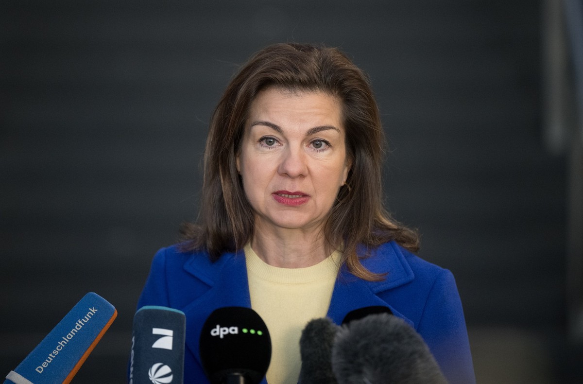 10.01.2024, Berlin: Anja Bröker, Konzernsprecherin der Deutschen Bahn, gibt am Hauptbahnhof in Berlin ein Statement. Die Gewerkschaft Deutscher Lokomotivführer (GDL) hat ab Mitte der Woche zum ersten ...