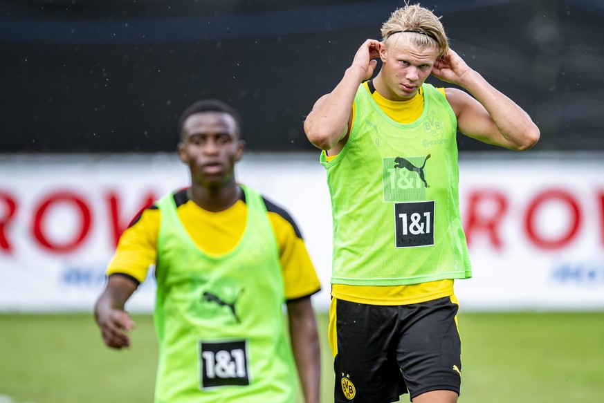 Noch nicht ganz scharf: Der 16-jährige BVB-Stürmer Youssoufa Moukoko (l.) schoss im Jugendbereich alles kurz und klein, muss sich aber noch an den Seniorenbereich gewöhnen. Erling Haaland (r.) ist akt ...