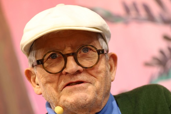 FILE PHOTO: British artist David Hockney speaks during presentation of his new book &quot;A Bigger Book&quot; during the book fair in Frankfurt, Germany October 19, 2016. REUTERS/Kai Pfaffenbach/File  ...