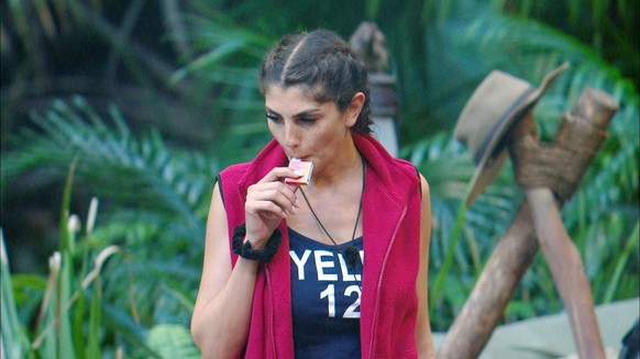 Yeliz Koc zeigt plötzlich, dass sie ein Vape in den Dschungel geschmuggelt. +++ Die Verwendung des Versandmaterials ist nur mit der Notiz zulässig und verknüpft zu RTL+. +++