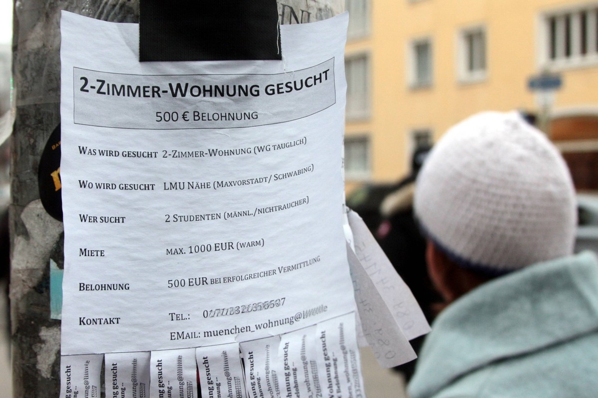 an einem Laternenmast befestigtes Mietgesuch mit ausgelobter Belohnung ueber 500 Euro von zwei Studenten in der Innenstadt Muenchen, Bayern, Deutschland
to a Lantern mast fortified with Reward About ...