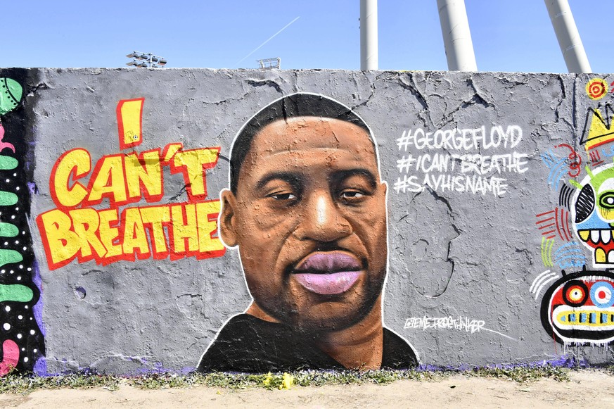 Graffiti von Eme Freethinker im Mauerpark zum Tod des Afroamerikaners George Floyd durch einen Polizistenin Minneapolis. Berlin, 01.06.2020 *** Graffiti by Eme Freethinker in Mauerpark on the death of ...