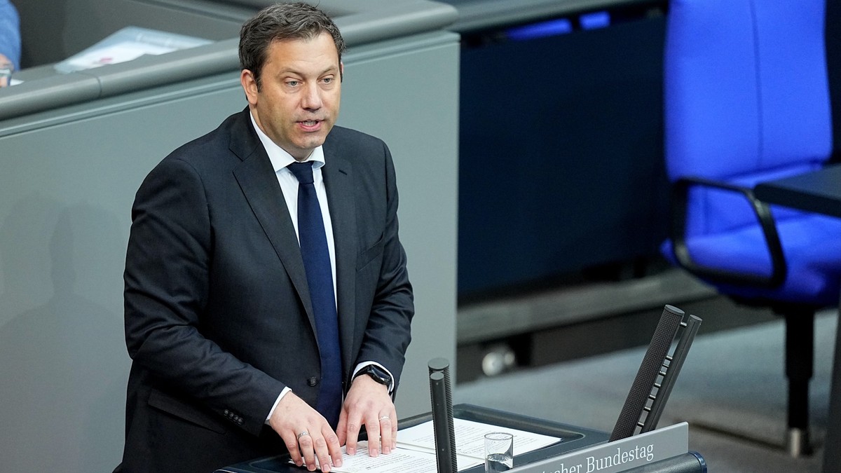 15.05.2025, Berlin: Lars Klingbeil (SPD), Bundesminister der Finanzen, spricht im Plenarsaal im Bundestag zu den Abgeordneten. Foto: Michael Kappeler/dpa +++ dpa-Bildfunk +++