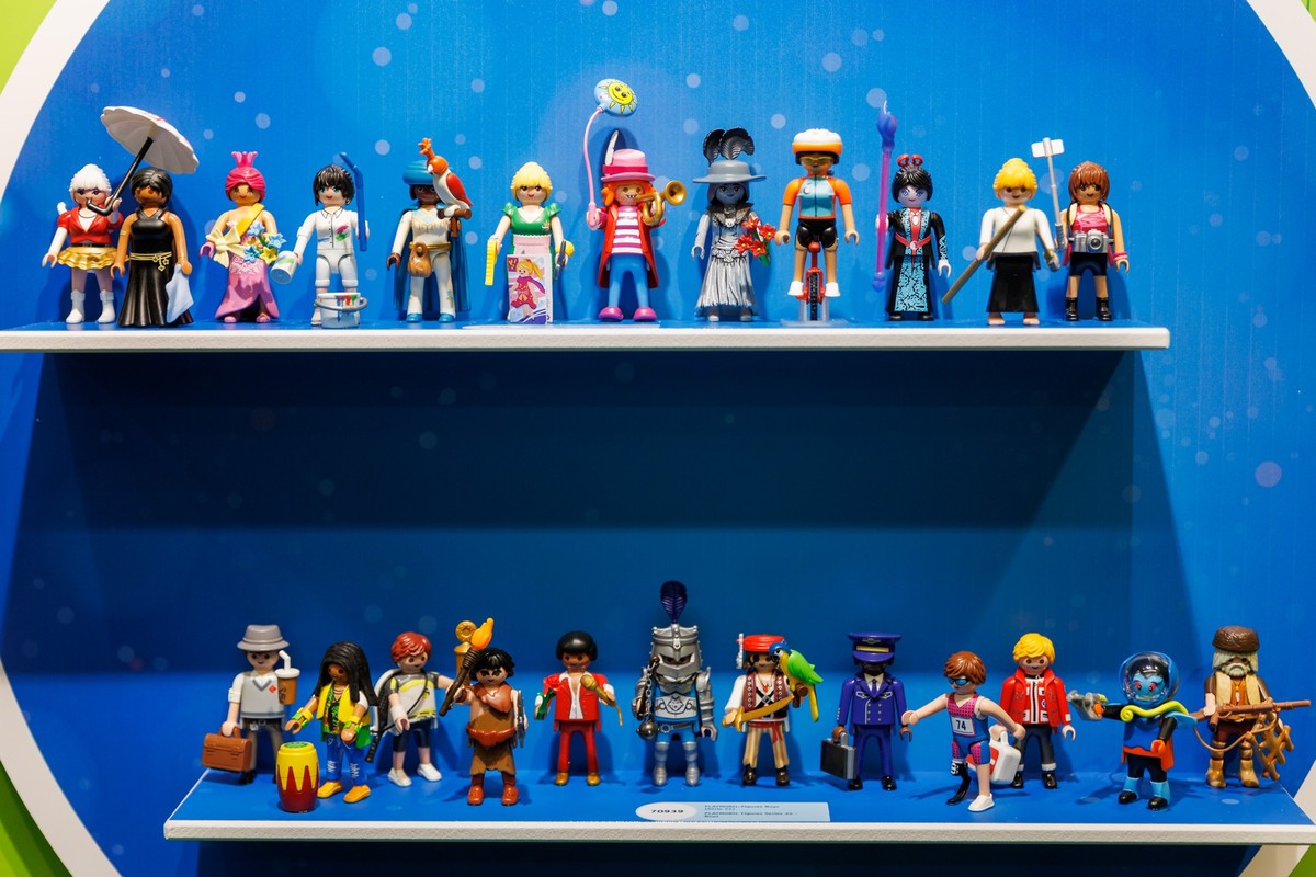 ARCHIV - 31.01.2023, Bayern, N�rnberg: Unterschiedliche Figuren stehen w�hrend der Neuheitenschau der Spielwarenmesse am Stand von Playmobil. Der Playmobil-Mutterkonzern baut weltweit rund 700 Stellen ...