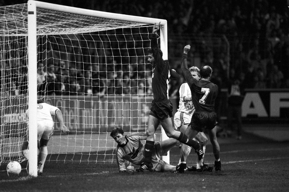 Bildnummer: 08371483 Datum: 01.11.1986 Copyright: imago/Ferdi Hartung
Frank Hartmann (Lautern, Mitte) bejubelt sein Tor gegen Torwart Pavel Macak (Schalke); 512 Fussball GER 1. BL FC Schalke 04 vsw v ...