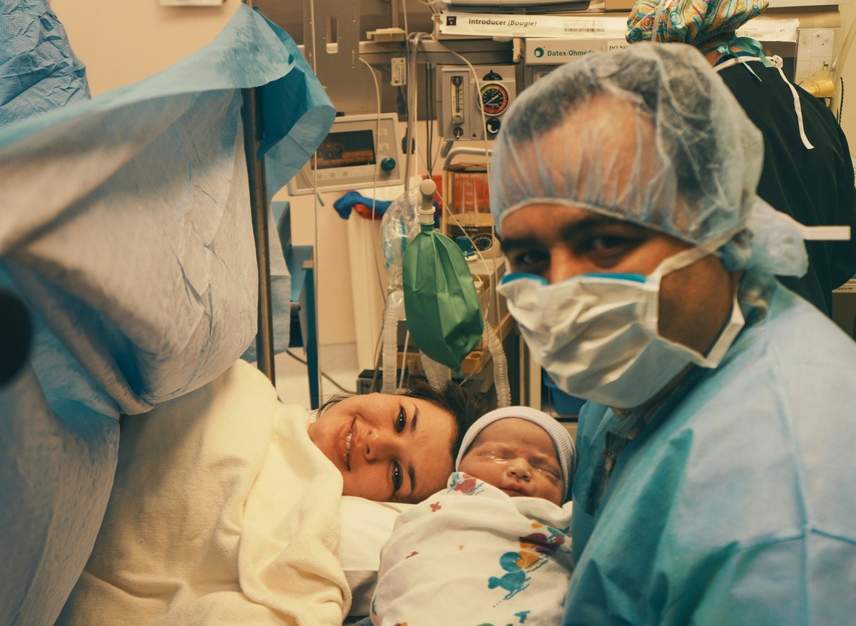 Für viele Mütter* ein besonderer Moment: das eigene Kind das erste Mal sehen.