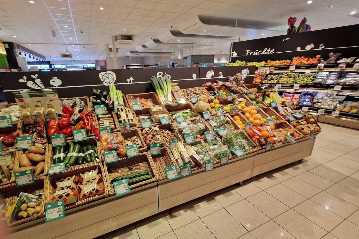 Selters Themenfoto: Konsum, Versorgung, Nahrungsmittel, Supermarkt, Einkauf, Lebensmittel, 02.05.2023 Bio-Obst und Bio-Gemusetheke in einem Supermarkt, Themenfoto: Konsum, Versorgung, Nahrungsmittel,  ...