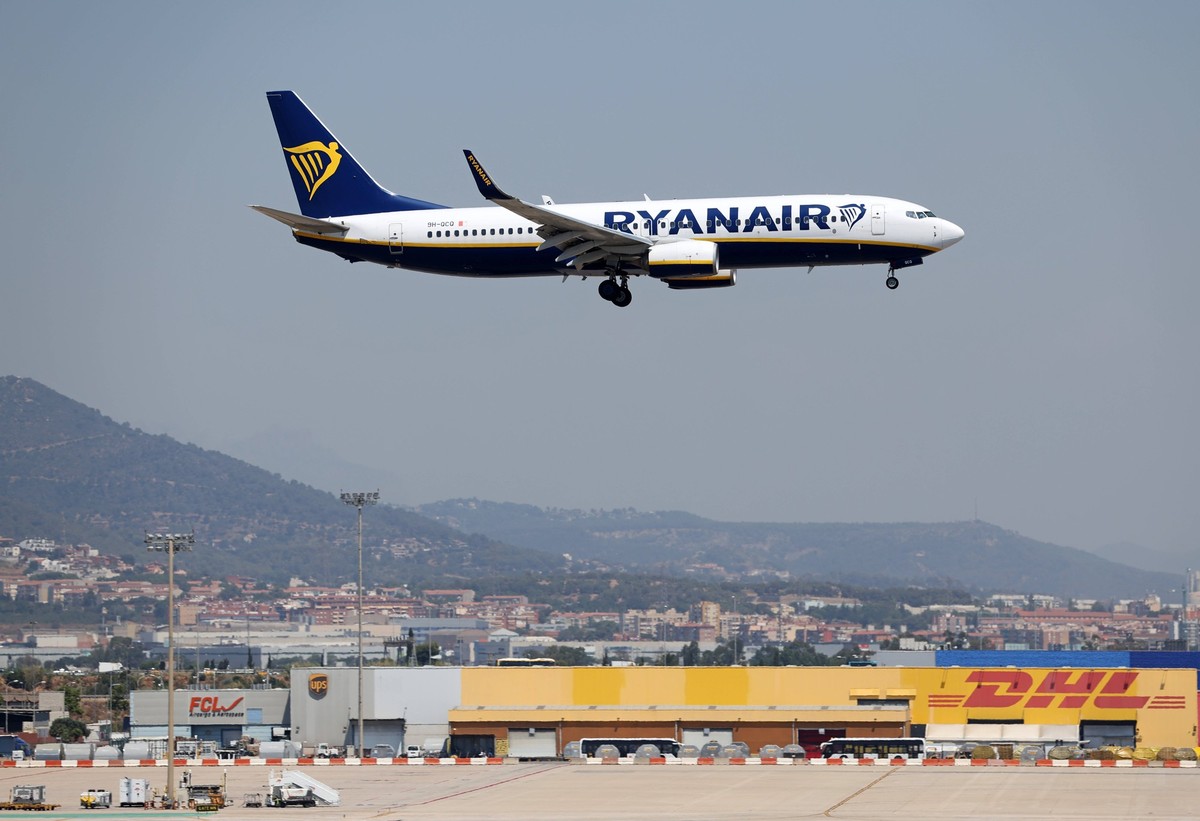 Diverse aircraft landing at Barcelona Airport A Ryanair Boeing 737-8AS lands at Barcelona-El Prat Airport in Barcelona, Spain, on July 1, 2025. Barcelona Barcelona Spain PUBLICATIONxNOTxINxFRA Copyrig ...