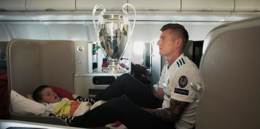 Toni Kroos mit Sohn Leon und Pokal auf dem Heimweg nach seinem vierten Champions-League-Sieg im Jahr 2018.