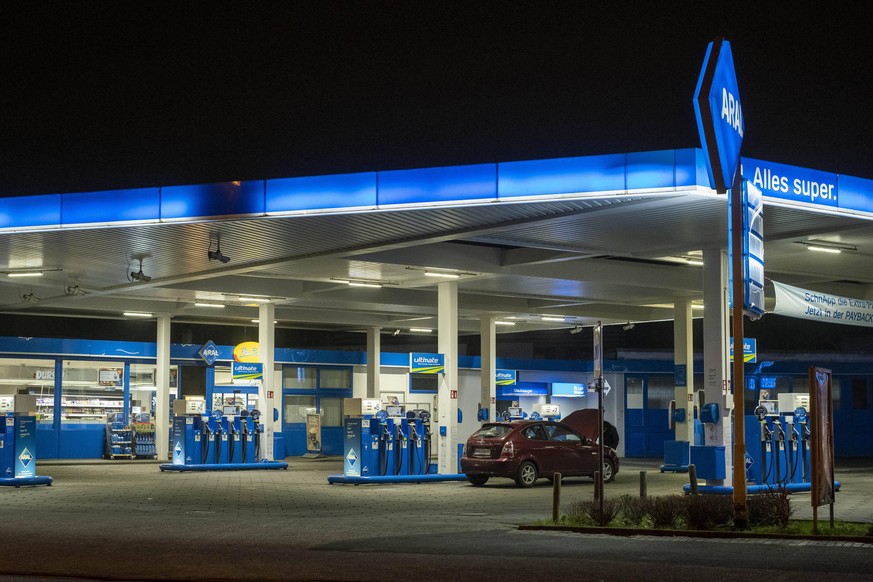 N�chtliche ARAL-Tankstelle an der Peterstrasse in Wilhelmshaven ARAL Tankstelle *** Nightly ARAL petrol station on Peterstrasse in Wilhelmshaven ARAL petrol station