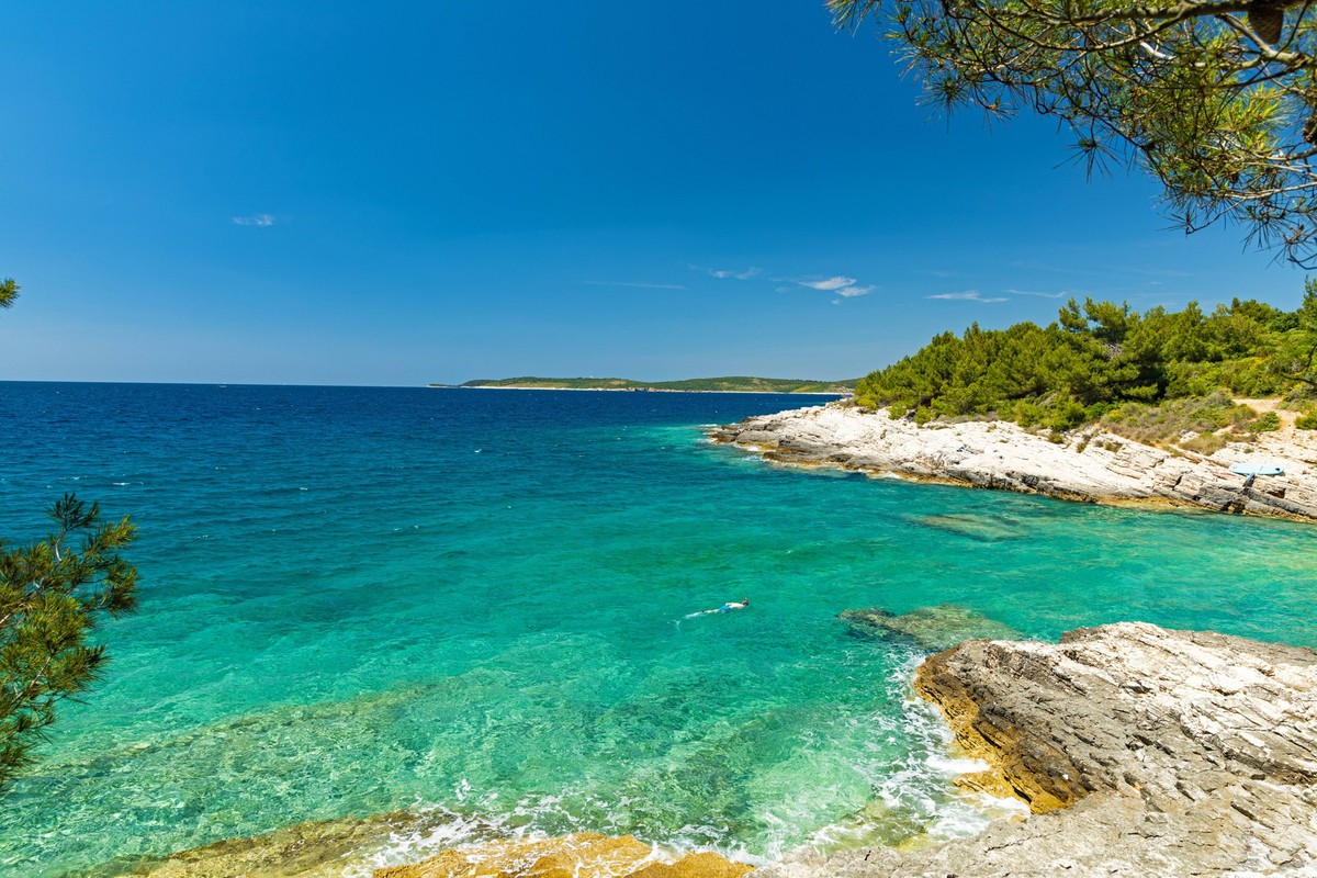 Bucht im Kamenjak National Park in Kroatien Bucht im Kamenjak National Park in Kroatien Copyright: xZoonar.com/AlexanderxLiessx 18197008