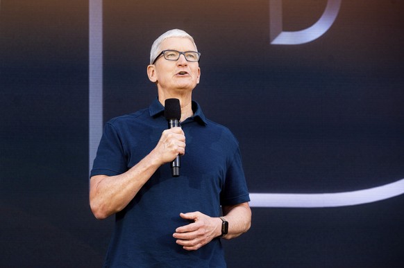 ARCHIV - 06.06.2022, USA, Cupertino: Tim Cook, CEO von Apple, spricht w�hrend der Keynote-Pr�sentation der Apple-Entwicklerkonferenz WWDC 2022 im Apple-Hauptquartier in Cupertino. (zu dpa: �Weniger Ak ...
