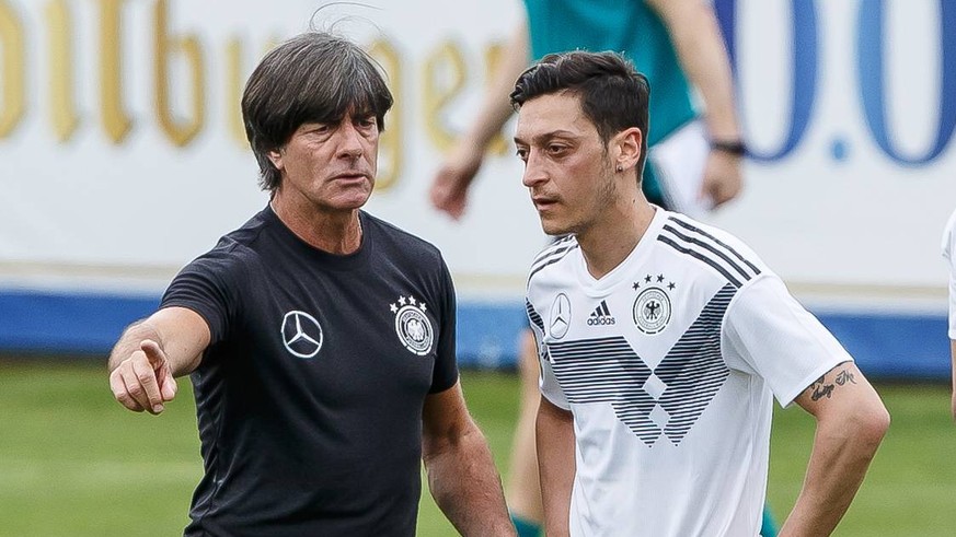 Eppan, Italy, 24.05.2018, DFB Trainingslager Nationalmannschaft, Trainer Jochaim Loew (GER) und Mesut Oezil (GER) diskussion ( DeFodi507 *** Eppan Italy 24 05 2018 DFB training camp national team coac ...